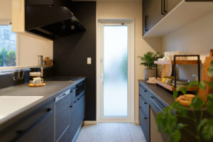 Cozy-こころ寛ぐ住まい。-（キッチン・ダイニング／注文住宅）｜RAKUYAの平屋｜那須塩原の高気密・高断熱の家那須塩原で平屋ならRAKUYA。ジョイ・コス採用の超高気密・高断熱で一年中快適。設計×収納で「暮らしを楽にする住まい。」