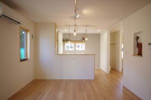 家の中どこへ行っても暖かい快適な住まいに。（キッチン・ダイニング／リフォーム）｜RAKUYAの平屋｜那須塩原の高気密・高断熱の家那須塩原で平屋ならRAKUYA。ジョイ・コス採用の超高気密・高断熱で一年中快適。設計×収納で「暮らしを楽にする住まい。」