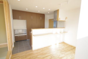 『青空に続くリビング　広がりを楽しむ家』（キッチン・ダイニング／注文住宅）｜RAKUYAの平屋｜那須塩原の高気密・高断熱の家那須塩原で平屋ならRAKUYA。ジョイ・コス採用の超高気密・高断熱で一年中快適。設計×収納で「暮らしを楽にする住まい。」