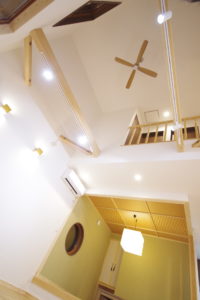 『青空に続くリビング　広がりを楽しむ家』（2階建・ロフト・階下・廊下／注文住宅）｜RAKUYAの平屋｜那須塩原の高気密・高断熱の家那須塩原で平屋ならRAKUYA。ジョイ・コス採用の超高気密・高断熱で一年中快適。設計×収納で「暮らしを楽にする住まい。」