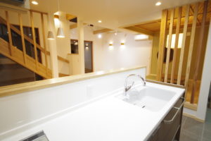 『青空に続くリビング　広がりを楽しむ家』（キッチン・ダイニング／注文住宅）｜RAKUYAの平屋｜那須塩原の高気密・高断熱の家那須塩原で平屋ならRAKUYA。ジョイ・コス採用の超高気密・高断熱で一年中快適。設計×収納で「暮らしを楽にする住まい。」