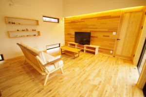 『四季を楽しむ、中庭のある暮らし』（リビング／注文住宅）｜RAKUYAの平屋｜那須塩原の高気密・高断熱の家那須塩原で平屋ならRAKUYA。ジョイ・コス採用の超高気密・高断熱で一年中快適。設計×収納で「暮らしを楽にする住まい。」