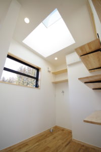 『四季を楽しむ、中庭のある暮らし』（借景・大開口・吹き抜け・中庭／注文住宅）｜RAKUYAの平屋｜那須塩原の高気密・高断熱の家那須塩原で平屋ならRAKUYA。ジョイ・コス採用の超高気密・高断熱で一年中快適。設計×収納で「暮らしを楽にする住まい。」