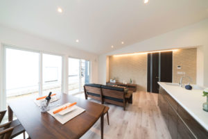 『キッチンを暮らしの真ん中に食を楽しむ、平屋の家』（リビング／注文住宅）｜RAKUYAの平屋｜那須塩原の高気密・高断熱の家那須塩原で平屋ならRAKUYA。ジョイ・コス採用の超高気密・高断熱で一年中快適。設計×収納で「暮らしを楽にする住まい。」