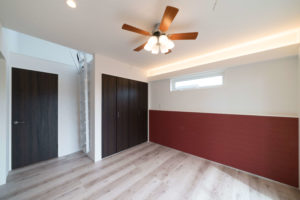 『キッチンを暮らしの真ん中に食を楽しむ、平屋の家』（その他／注文住宅）｜RAKUYAの平屋｜那須塩原の高気密・高断熱の家那須塩原で平屋ならRAKUYA。ジョイ・コス採用の超高気密・高断熱で一年中快適。設計×収納で「暮らしを楽にする住まい。」