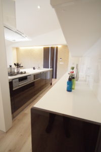 『キッチンを暮らしの真ん中に食を楽しむ、平屋の家』（キッチン・ダイニング／注文住宅）｜RAKUYAの平屋｜那須塩原の高気密・高断熱の家那須塩原で平屋ならRAKUYA。ジョイ・コス採用の超高気密・高断熱で一年中快適。設計×収納で「暮らしを楽にする住まい。」