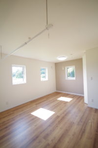 『彩り豊かに、住まう。』（その他／注文住宅）｜RAKUYAの平屋｜那須塩原の高気密・高断熱の家那須塩原で平屋ならRAKUYA。ジョイ・コス採用の超高気密・高断熱で一年中快適。設計×収納で「暮らしを楽にする住まい。」