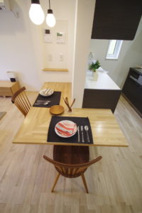 『彩り豊かに、住まう。』（キッチン・ダイニング／注文住宅）｜RAKUYAの平屋｜那須塩原の高気密・高断熱の家那須塩原で平屋を建てるならRAKUYA。ジョイ・コス採用の超高気密・高断熱で一年中快適。設計×収納で“暮らしを楽にする”住まいをご提案。