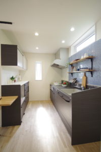 『彩り豊かに、住まう。』（キッチン・ダイニング／注文住宅）｜RAKUYAの平屋｜那須塩原の高気密・高断熱の家那須塩原で平屋ならRAKUYA。ジョイ・コス採用の超高気密・高断熱で一年中快適。設計×収納で「暮らしを楽にする住まい。」