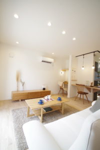 『彩り豊かに、住まう。』（リビング／注文住宅）｜RAKUYAの平屋｜那須塩原の高気密・高断熱の家那須塩原で平屋ならRAKUYA。ジョイ・コス採用の超高気密・高断熱で一年中快適。設計×収納で「暮らしを楽にする住まい。」