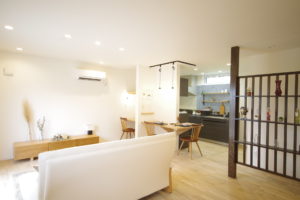 『彩り豊かに、住まう。』（キッチン・ダイニング／注文住宅）｜RAKUYAの平屋｜那須塩原の高気密・高断熱の家那須塩原で平屋を建てるならRAKUYA。ジョイ・コス採用の超高気密・高断熱で一年中快適。設計×収納で“暮らしを楽にする”住まいをご提案。