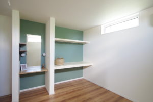 『彩り豊かに、住まう。』（収納・クローゼット／注文住宅）｜RAKUYAの平屋｜那須塩原の高気密・高断熱の家那須塩原で平屋ならRAKUYA。ジョイ・コス採用の超高気密・高断熱で一年中快適。設計×収納で「暮らしを楽にする住まい。」