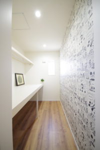 『彩り豊かに、住まう。』（書斎・ワークスペース／注文住宅）｜RAKUYAの平屋｜那須塩原の高気密・高断熱の家那須塩原で平屋を建てるならRAKUYA。ジョイ・コス採用の超高気密・高断熱で一年中快適。設計×収納で“暮らしを楽にする”住まいをご提案。