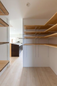 glitter-自分らしく家族と共に-（収納・クローゼット／注文住宅）｜RAKUYAの平屋｜那須塩原の高気密・高断熱の家那須塩原で平屋ならRAKUYA。ジョイ・コス採用の超高気密・高断熱で一年中快適。設計×収納で「暮らしを楽にする住まい。」