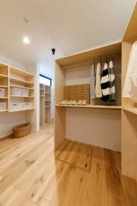 classy-心地よさが続く、上質な平屋-（収納・クローゼット／注文住宅）｜RAKUYAの平屋｜那須塩原の高気密・高断熱の家那須塩原で平屋ならRAKUYA。ジョイ・コス採用の超高気密・高断熱で一年中快適。設計×収納で「暮らしを楽にする住まい。」