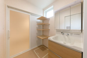 rakuiku-永く楽しく住まう-（洗面・浴室・トイレ／注文住宅）｜RAKUYAの平屋｜那須塩原の高気密・高断熱の家那須塩原で平屋ならRAKUYA。ジョイ・コス採用の超高気密・高断熱で一年中快適。設計×収納で「暮らしを楽にする住まい。」