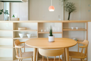 rakuiku-永く楽しく住まう-（キッチン・ダイニング／注文住宅）｜RAKUYAの平屋｜那須塩原の高気密・高断熱の家那須塩原で平屋を建てるならRAKUYA。ジョイ・コス採用の超高気密・高断熱で一年中快適。設計×収納で“暮らしを楽にする”住まいをご提案。