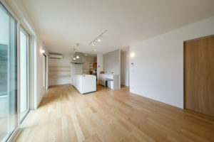 rakuiku-永く楽しく住まう-（キッチン・ダイニング／注文住宅）｜RAKUYAの平屋｜那須塩原の高気密・高断熱の家那須塩原で平屋ならRAKUYA。ジョイ・コス採用の超高気密・高断熱で一年中快適。設計×収納で「暮らしを楽にする住まい。」