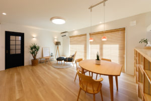 rakuiku-永く楽しく住まう-（リビング／注文住宅）｜RAKUYAの平屋｜那須塩原の高気密・高断熱の家那須塩原で平屋ならRAKUYA。ジョイ・コス採用の超高気密・高断熱で一年中快適。設計×収納で「暮らしを楽にする住まい。」