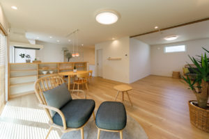 rakuiku-永く楽しく住まう-（リビング／注文住宅）｜RAKUYAの平屋｜那須塩原の高気密・高断熱の家那須塩原で平屋ならRAKUYA。ジョイ・コス採用の超高気密・高断熱で一年中快適。設計×収納で「暮らしを楽にする住まい。」