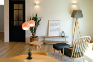 rakuiku-永く楽しく住まう-（リビング／注文住宅）｜RAKUYAの平屋｜那須塩原の高気密・高断熱の家那須塩原で平屋ならRAKUYA。ジョイ・コス採用の超高気密・高断熱で一年中快適。設計×収納で「暮らしを楽にする住まい。」