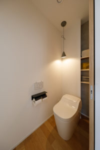 rakuiku-永く楽しく住まう-（洗面・浴室・トイレ／注文住宅）｜RAKUYAの平屋｜那須塩原の高気密・高断熱の家那須塩原で平屋ならRAKUYA。ジョイ・コス採用の超高気密・高断熱で一年中快適。設計×収納で「暮らしを楽にする住まい。」