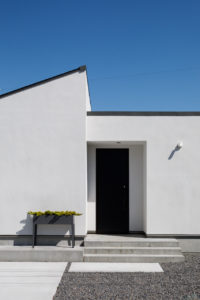 歩育hoiku-日々共に育てる家-（外観／注文住宅）｜RAKUYAの平屋｜那須塩原の高気密・高断熱の家那須塩原で平屋ならRAKUYA。ジョイ・コス採用の超高気密・高断熱で一年中快適。設計×収納で「暮らしを楽にする住まい。」