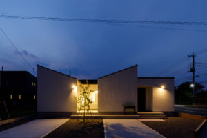 歩育hoiku-日々共に育てる家-（外観／注文住宅）｜RAKUYAの平屋｜那須塩原の高気密・高断熱の家那須塩原で平屋ならRAKUYA。ジョイ・コス採用の超高気密・高断熱で一年中快適。設計×収納で「暮らしを楽にする住まい。」