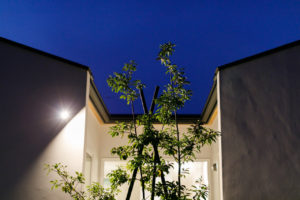 歩育hoiku-日々共に育てる家-（借景・大開口・吹き抜け・中庭／注文住宅）｜RAKUYAの平屋｜那須塩原の高気密・高断熱の家那須塩原で平屋ならRAKUYA。ジョイ・コス採用の超高気密・高断熱で一年中快適。設計×収納で「暮らしを楽にする住まい。」