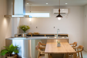 歩育hoiku-日々共に育てる家-（キッチン・ダイニング／注文住宅）｜RAKUYAの平屋｜那須塩原の高気密・高断熱の家那須塩原で平屋ならRAKUYA。ジョイ・コス採用の超高気密・高断熱で一年中快適。設計×収納で「暮らしを楽にする住まい。」