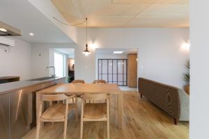 歩育hoiku-日々共に育てる家-（キッチン・ダイニング／注文住宅）｜RAKUYAの平屋｜那須塩原の高気密・高断熱の家那須塩原で平屋を建てるならRAKUYA。ジョイ・コス採用の超高気密・高断熱で一年中快適。設計×収納で“暮らしを楽にする”住まいをご提案。