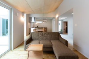 歩育hoiku-日々共に育てる家-（リビング／注文住宅）｜RAKUYAの平屋｜那須塩原の高気密・高断熱の家那須塩原で平屋ならRAKUYA。ジョイ・コス採用の超高気密・高断熱で一年中快適。設計×収納で「暮らしを楽にする住まい。」