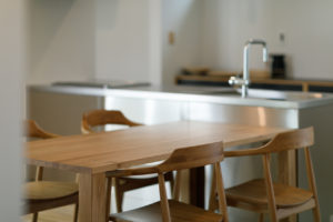 歩育hoiku-日々共に育てる家-（キッチン・ダイニング／注文住宅）｜RAKUYAの平屋｜那須塩原の高気密・高断熱の家那須塩原で平屋ならRAKUYA。ジョイ・コス採用の超高気密・高断熱で一年中快適。設計×収納で「暮らしを楽にする住まい。」