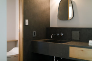 歩育hoiku-日々共に育てる家-（洗面・浴室・トイレ／注文住宅）｜RAKUYAの平屋｜那須塩原の高気密・高断熱の家那須塩原で平屋ならRAKUYA。ジョイ・コス採用の超高気密・高断熱で一年中快適。設計×収納で「暮らしを楽にする住まい。」