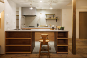 charm-魅力ある暮らし魅了される住まい-（キッチン・ダイニング／注文住宅）｜RAKUYAの平屋｜那須塩原の高気密・高断熱の家那須塩原で平屋ならRAKUYA。ジョイ・コス採用の超高気密・高断熱で一年中快適。設計×収納で「暮らしを楽にする住まい。」