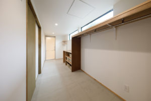 charm-魅力ある暮らし魅了される住まい-（収納・クローゼット／注文住宅）｜RAKUYAの平屋｜那須塩原の高気密・高断熱の家那須塩原で平屋ならRAKUYA。ジョイ・コス採用の超高気密・高断熱で一年中快適。設計×収納で「暮らしを楽にする住まい。」