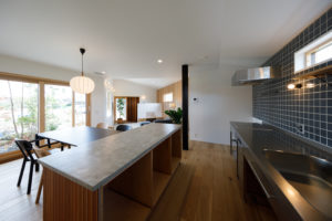 OWN BOX　♯1（キッチン・ダイニング／注文住宅）｜RAKUYAの平屋｜那須塩原の高気密・高断熱の家那須塩原で平屋ならRAKUYA。ジョイ・コス採用の超高気密・高断熱で一年中快適。設計×収納で「暮らしを楽にする住まい。」