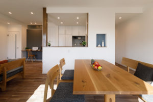 『SUMIYOSHIの家。』（キッチン・ダイニング／注文住宅）｜RAKUYAの平屋｜那須塩原の高気密・高断熱の家那須塩原で平屋ならRAKUYA。ジョイ・コス採用の超高気密・高断熱で一年中快適。設計×収納で「暮らしを楽にする住まい。」