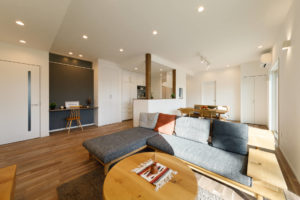 『SUMIYOSHIの家。』（リビング／注文住宅）｜RAKUYAの平屋｜那須塩原の高気密・高断熱の家那須塩原で平屋ならRAKUYA。ジョイ・コス採用の超高気密・高断熱で一年中快適。設計×収納で「暮らしを楽にする住まい。」