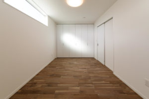 『SUMIYOSHIの家。』（収納・クローゼット／注文住宅）｜RAKUYAの平屋｜那須塩原の高気密・高断熱の家那須塩原で平屋ならRAKUYA。ジョイ・コス採用の超高気密・高断熱で一年中快適。設計×収納で「暮らしを楽にする住まい。」