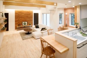 『那須の大地にとけこむ家。』（キッチン・ダイニング／注文住宅）｜RAKUYAの平屋｜那須塩原の高気密・高断熱の家那須塩原で平屋ならRAKUYA。ジョイ・コス採用の超高気密・高断熱で一年中快適。設計×収納で「暮らしを楽にする住まい。」