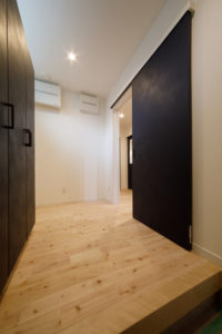 『那須の大地にとけこむ家。』（玄関／注文住宅）｜RAKUYAの平屋｜那須塩原の高気密・高断熱の家那須塩原で平屋ならRAKUYA。ジョイ・コス採用の超高気密・高断熱で一年中快適。設計×収納で「暮らしを楽にする住まい。」