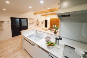 『那須の大地にとけこむ家。』（キッチン・ダイニング／注文住宅）｜RAKUYAの平屋｜那須塩原の高気密・高断熱の家那須塩原で平屋ならRAKUYA。ジョイ・コス採用の超高気密・高断熱で一年中快適。設計×収納で「暮らしを楽にする住まい。」