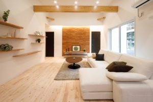 『那須の大地にとけこむ家。』（リビング／注文住宅）｜RAKUYAの平屋｜那須塩原の高気密・高断熱の家那須塩原で平屋ならRAKUYA。ジョイ・コス採用の超高気密・高断熱で一年中快適。設計×収納で「暮らしを楽にする住まい。」