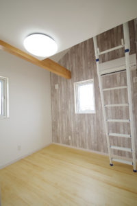 『住まう人の理想の暮らしを叶える住まい。』（2階建・ロフト・階下・廊下／注文住宅）｜RAKUYAの平屋｜那須塩原の高気密・高断熱の家那須塩原で平屋ならRAKUYA。ジョイ・コス採用の超高気密・高断熱で一年中快適。設計×収納で「暮らしを楽にする住まい。」