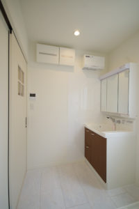 『住まう人の理想の暮らしを叶える住まい。』（洗面・浴室・トイレ／注文住宅）｜RAKUYAの平屋｜那須塩原の高気密・高断熱の家那須塩原で平屋ならRAKUYA。ジョイ・コス採用の超高気密・高断熱で一年中快適。設計×収納で「暮らしを楽にする住まい。」