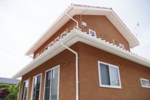 『住まう人の理想の暮らしを叶える住まい。』（外観／注文住宅）｜RAKUYAの平屋｜那須塩原の高気密・高断熱の家那須塩原で平屋ならRAKUYA。ジョイ・コス採用の超高気密・高断熱で一年中快適。設計×収納で「暮らしを楽にする住まい。」