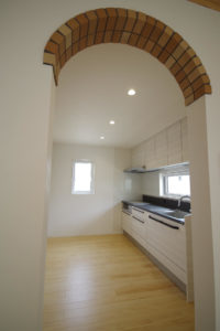 『住まう人の理想の暮らしを叶える住まい。』（キッチン・ダイニング／注文住宅）｜RAKUYAの平屋｜那須塩原の高気密・高断熱の家那須塩原で平屋ならRAKUYA。ジョイ・コス採用の超高気密・高断熱で一年中快適。設計×収納で「暮らしを楽にする住まい。」