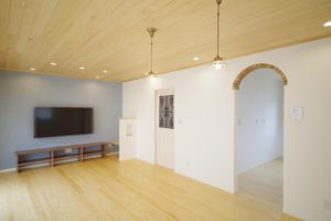 『住まう人の理想の暮らしを叶える住まい。』（リビング／注文住宅）｜RAKUYAの平屋｜那須塩原の高気密・高断熱の家那須塩原で平屋ならRAKUYA。ジョイ・コス採用の超高気密・高断熱で一年中快適。設計×収納で「暮らしを楽にする住まい。」