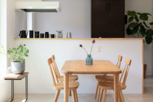 glitter-自分らしく家族と共に-（キッチン・ダイニング／注文住宅）｜RAKUYAの平屋｜那須塩原の高気密・高断熱の家那須塩原で平屋ならRAKUYA。ジョイ・コス採用の超高気密・高断熱で一年中快適。設計×収納で「暮らしを楽にする住まい。」